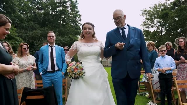 Bruid loopt met haar vader naar het altaar