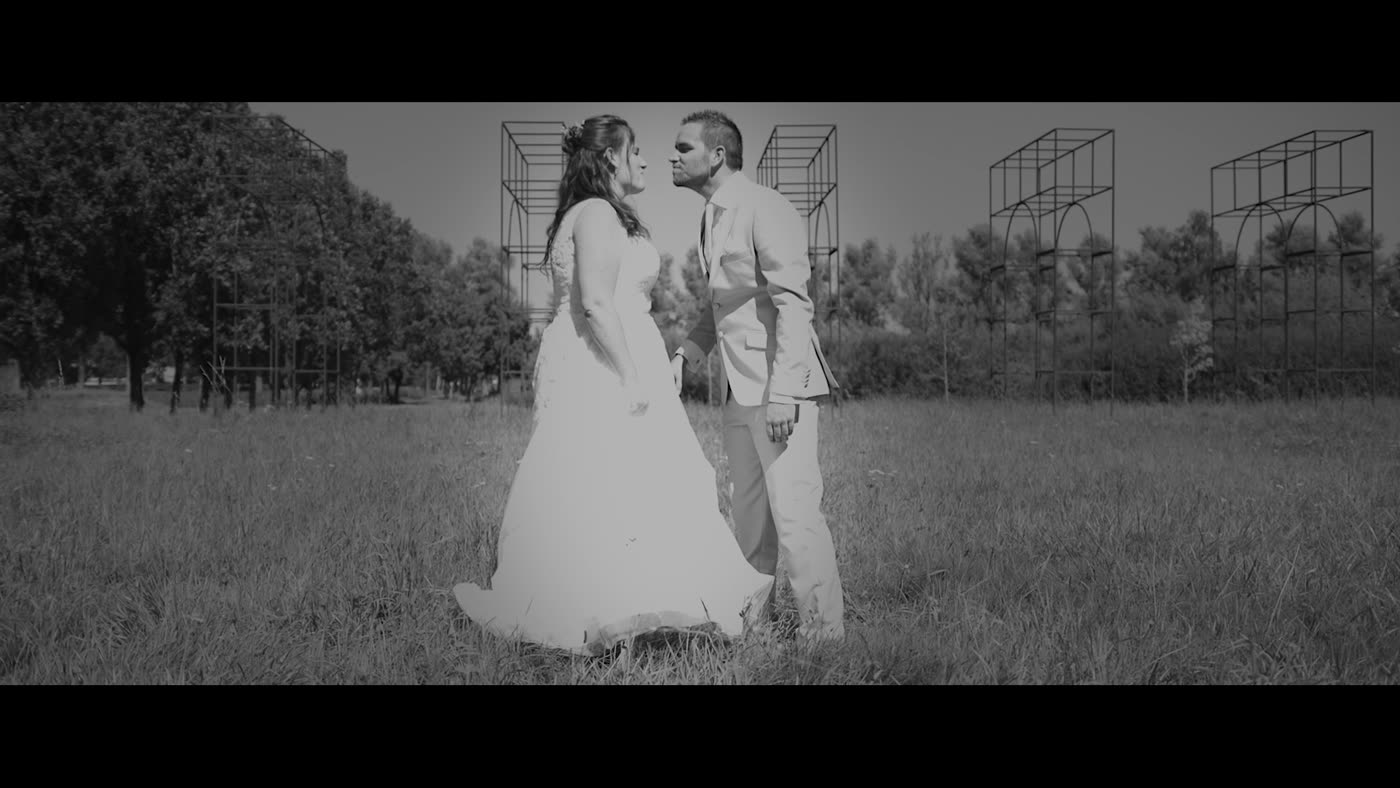 Femke en Jordi kussen in een grasveld, zwart-wit