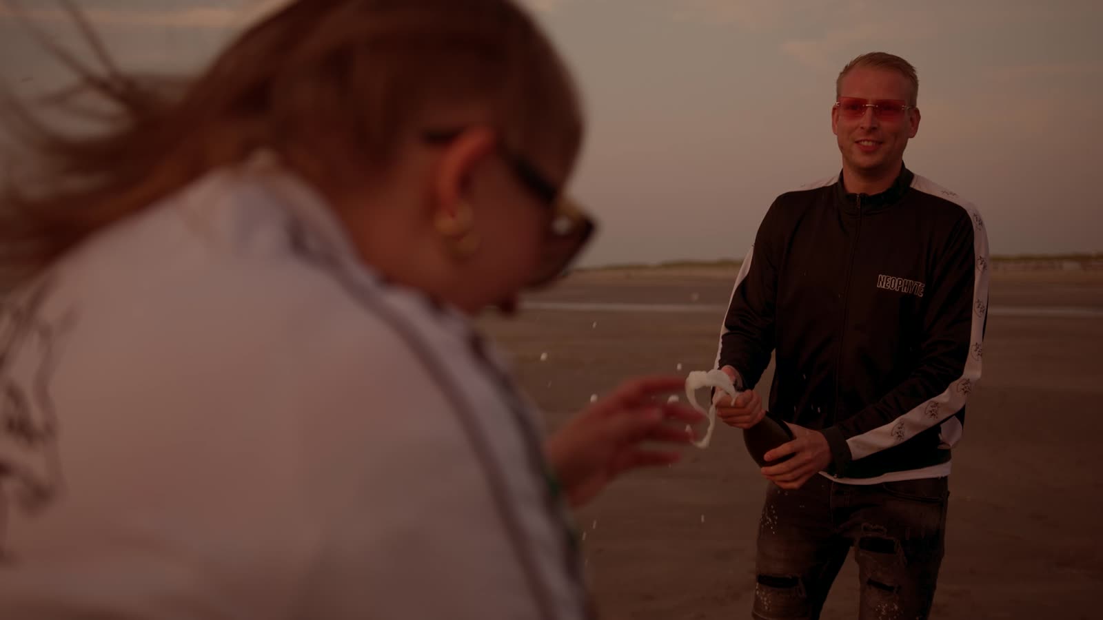 Silhouet van een stel op het strand
