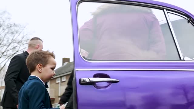 Paarse trouwauto